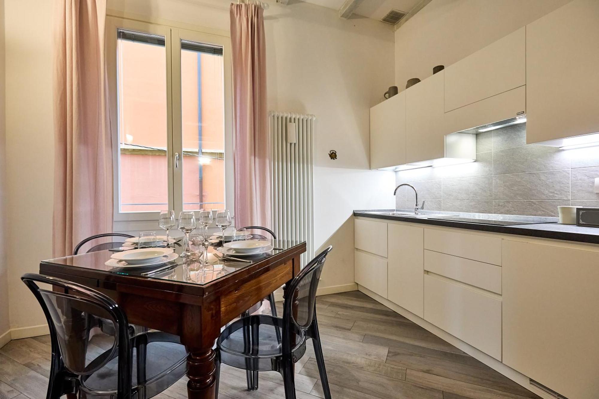 La Torre Lunga -smart Working- 150 M Dalle-from Due Torri-two Towers Apartment *