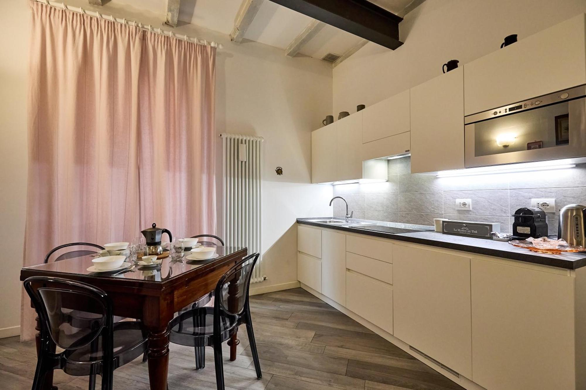 Apartment La Torre Lunga -smart Working- 150 M Dalle-from Due Torri-two Towers