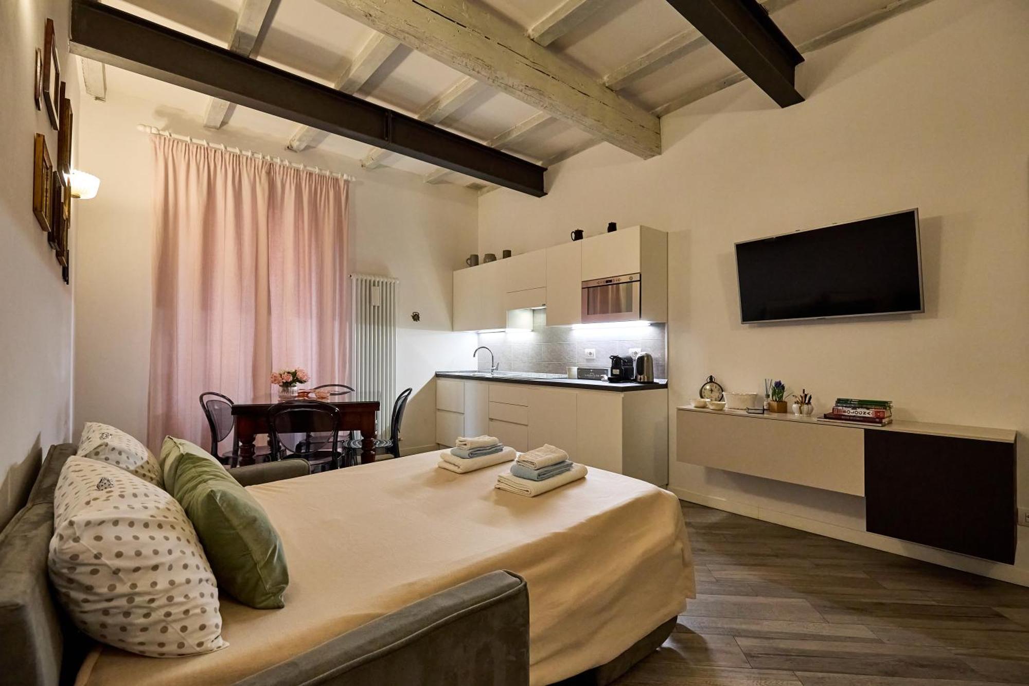 Apartment La Torre Lunga -smart Working- 150 M Dalle-from Due Torri-two Towers