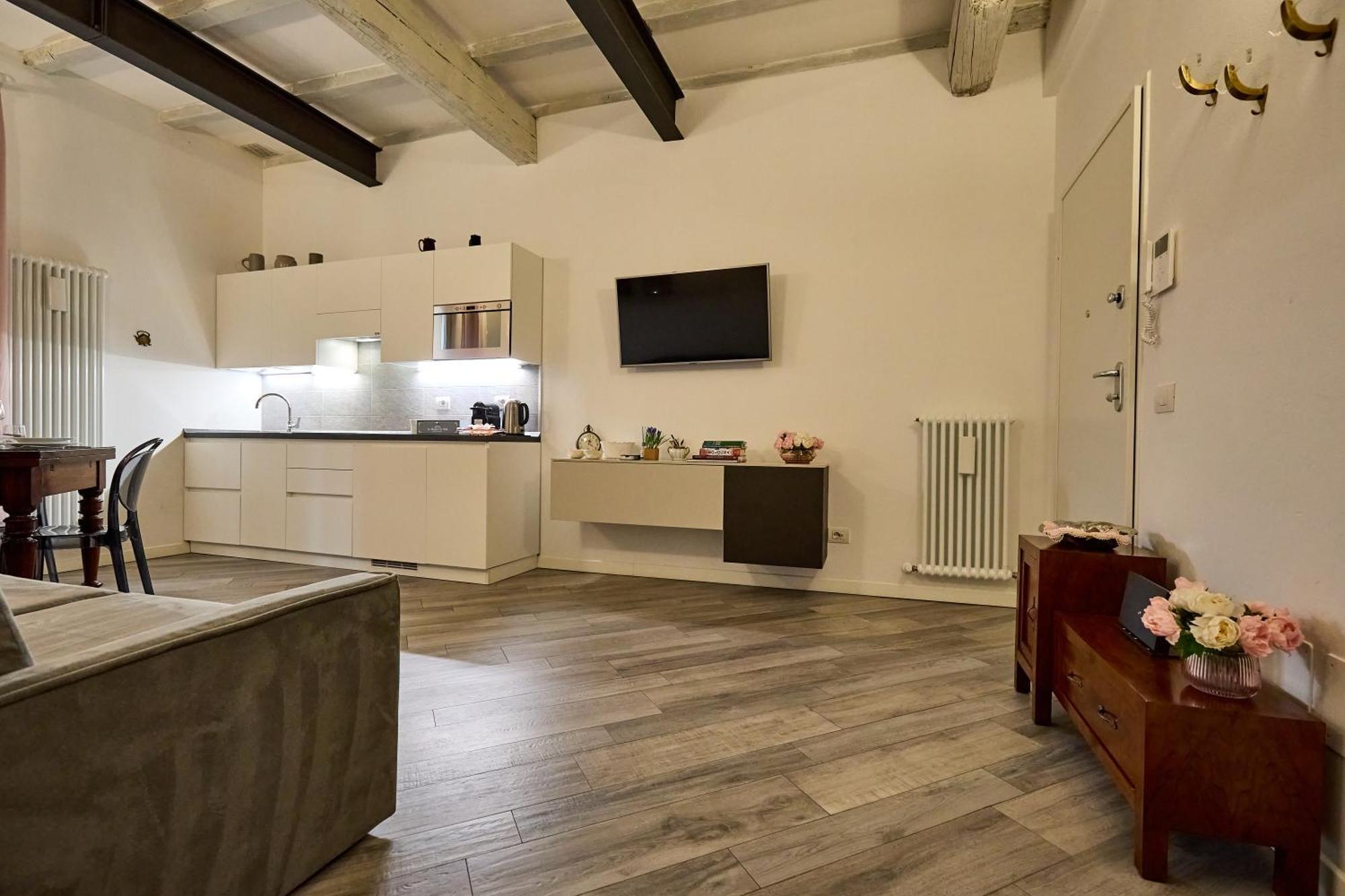 Apartment La Torre Lunga -smart Working- 150 M Dalle-from Due Torri-two Towers *