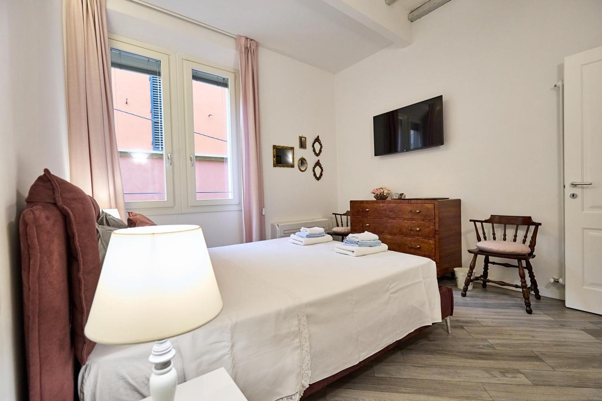 La Torre Lunga -smart Working- 150 M Dalle-from Due Torri-two Towers Apartment *