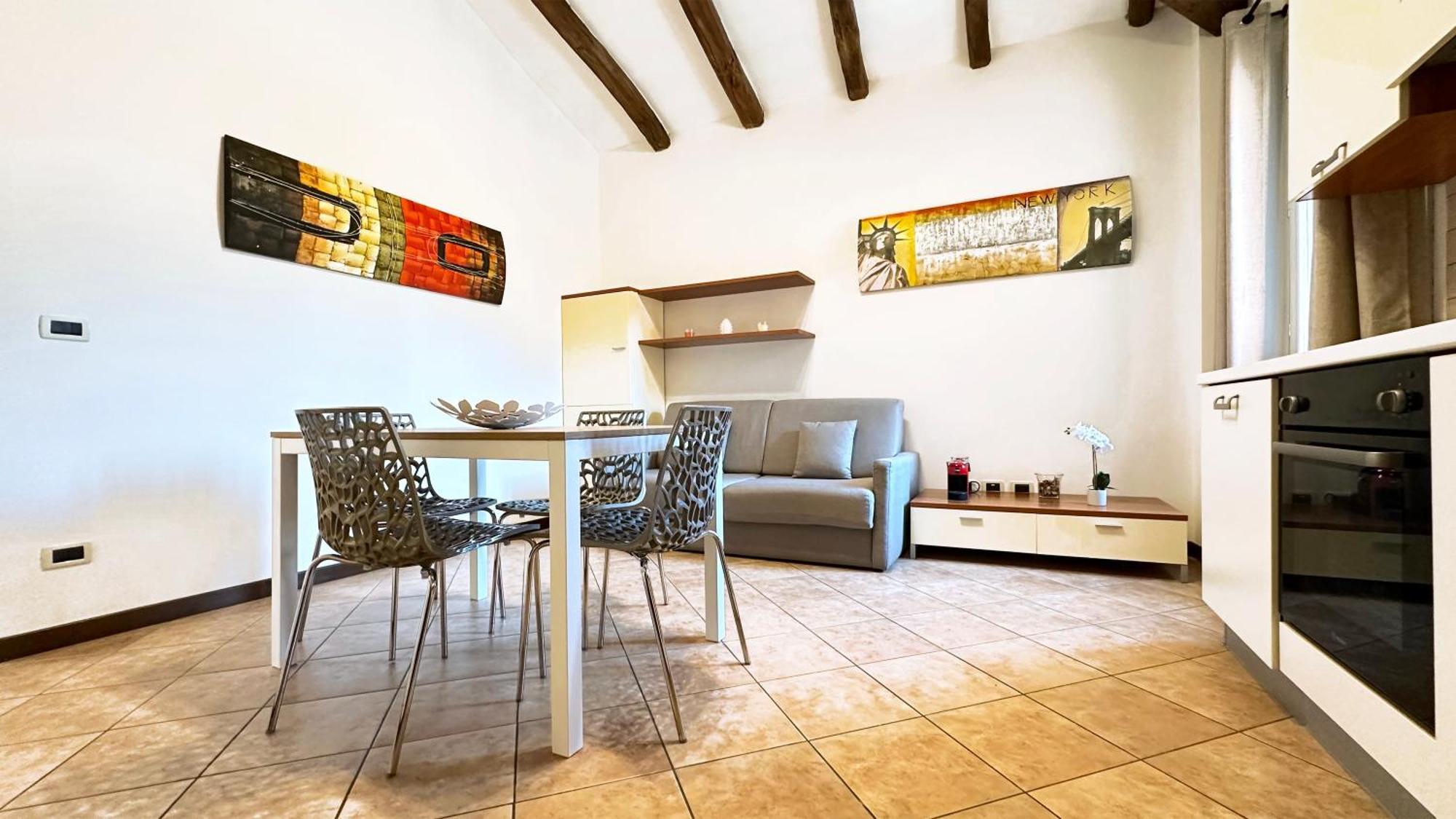 Int 4 - Edoardo Apartment *