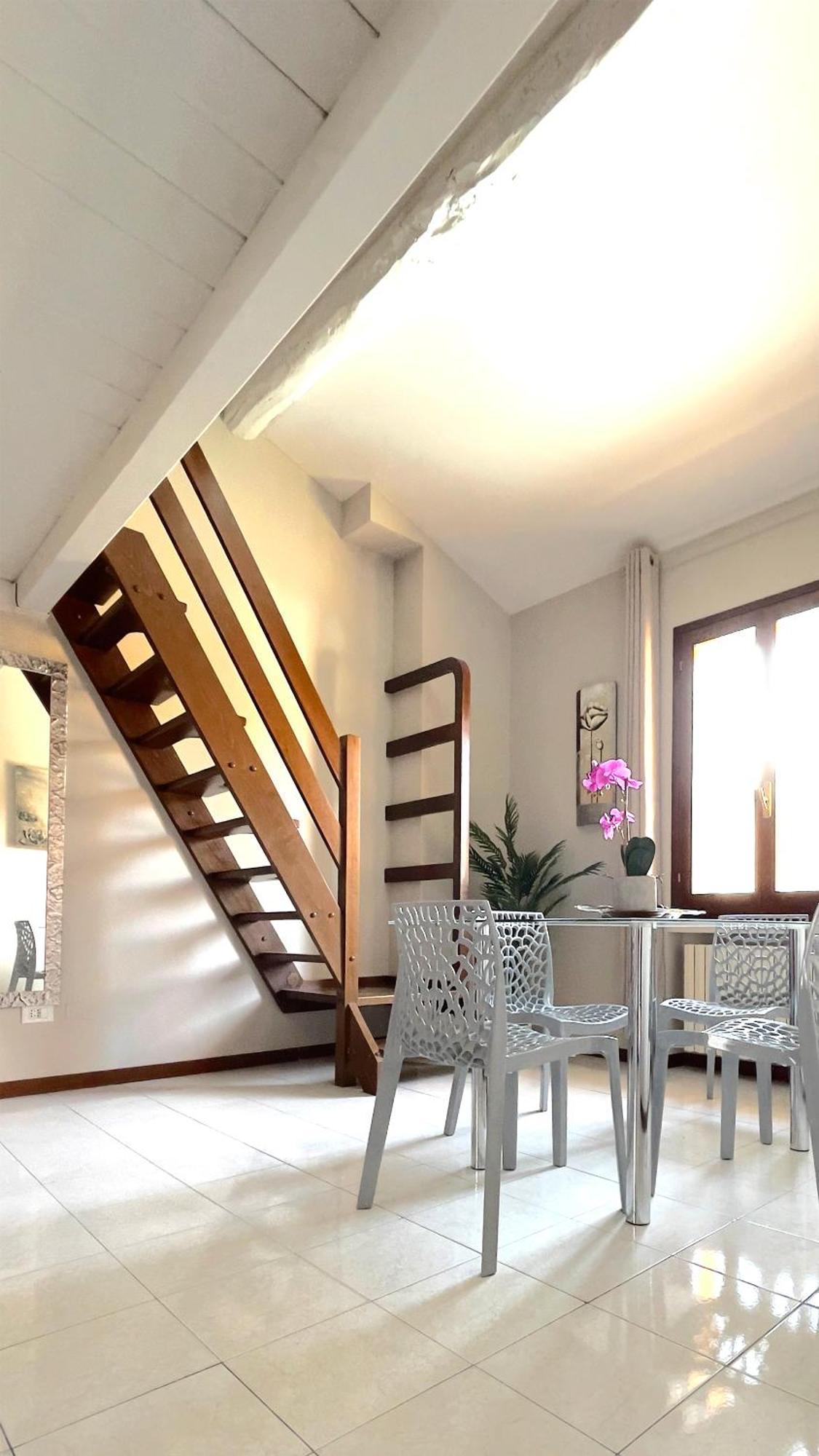 Int 18 - Lorenzo Apartment