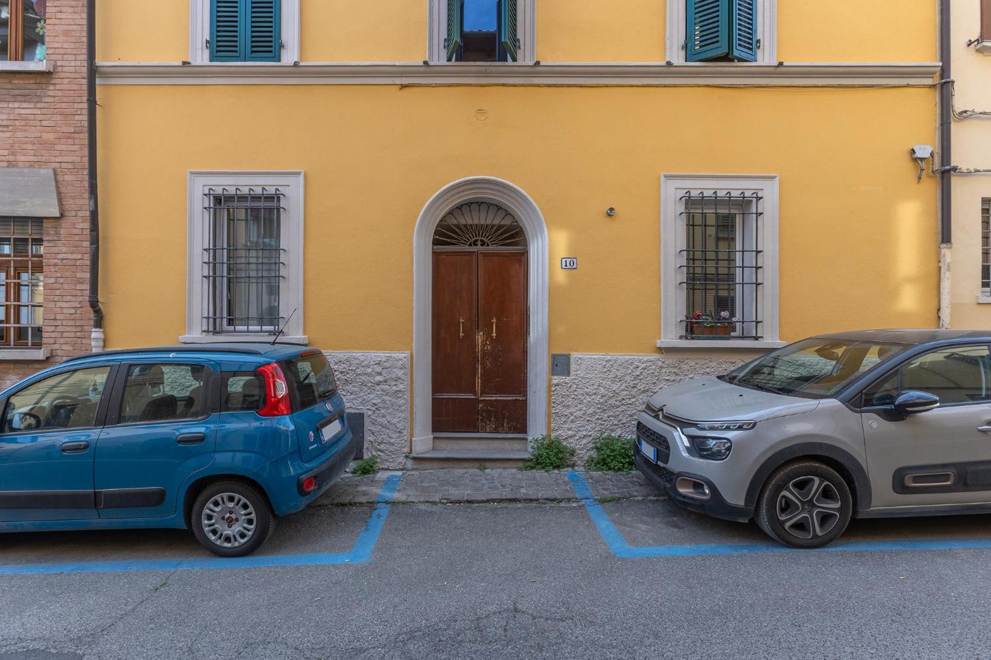 With Private Courtyard! *