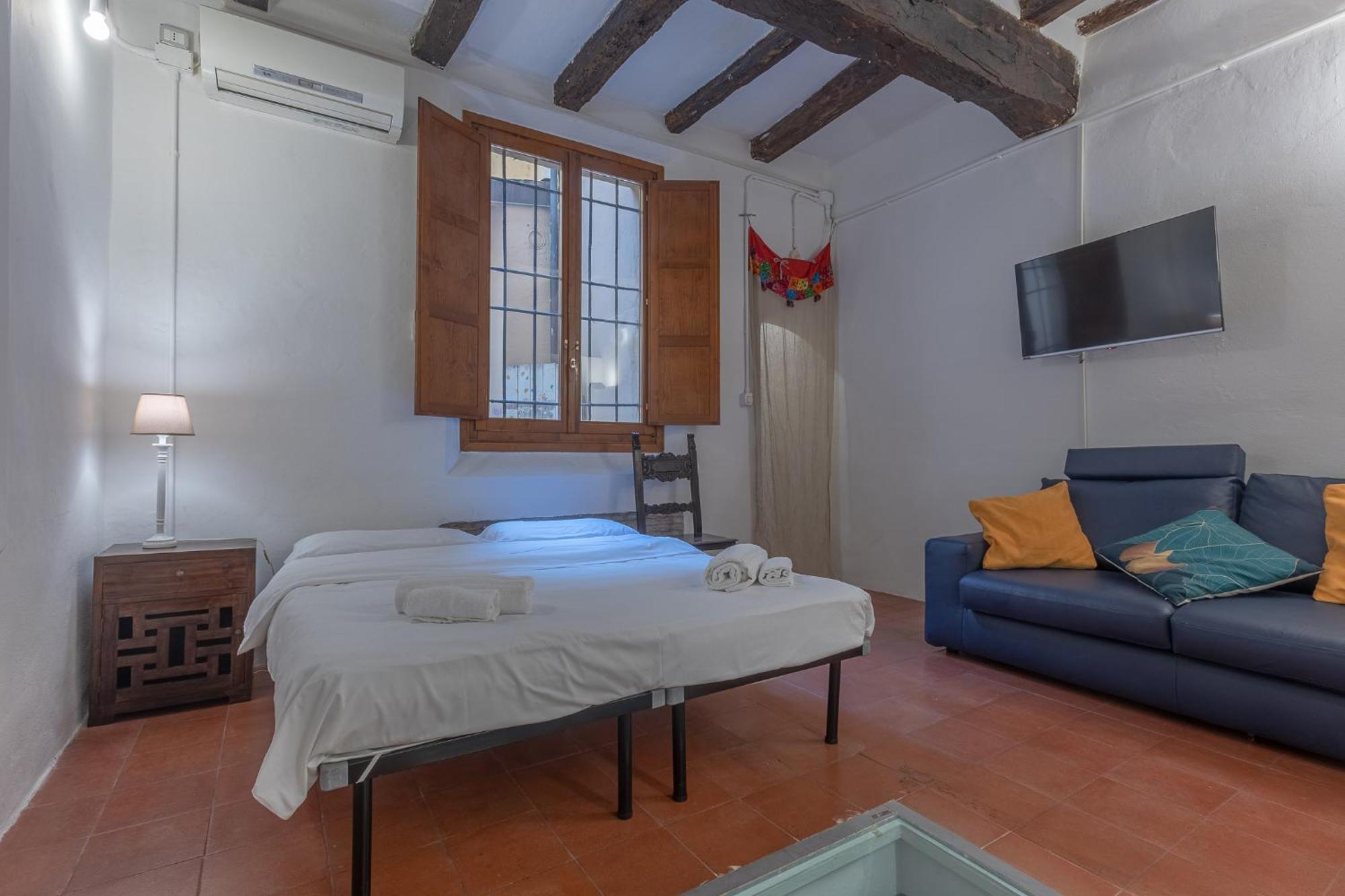 Apartment With Private Courtyard!