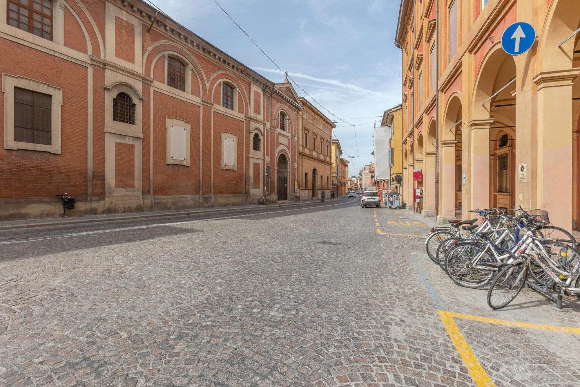 With Private Courtyard! Bologna