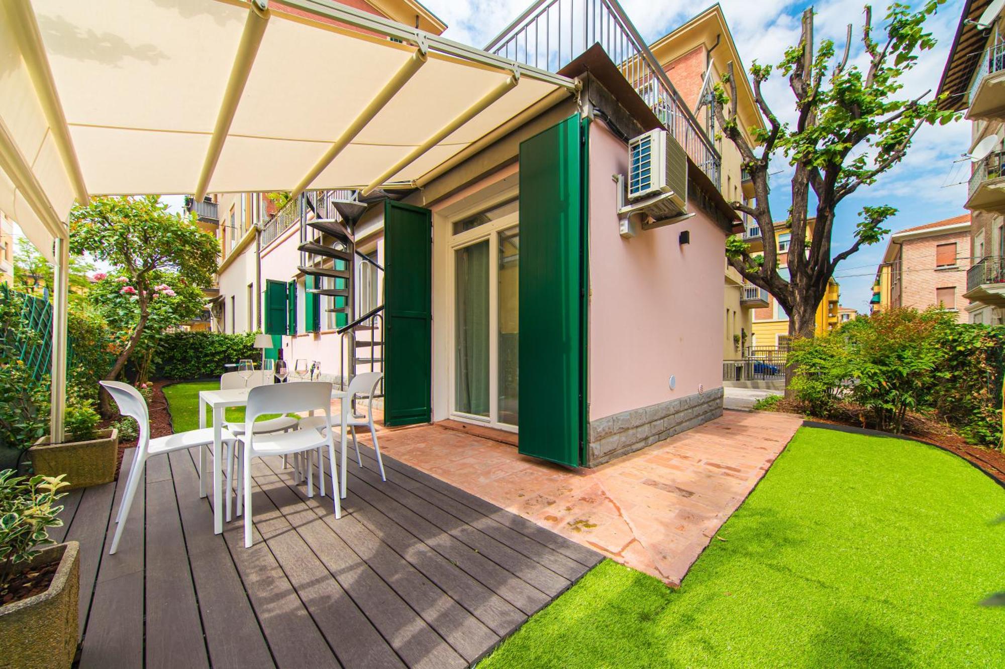 Urban Free Parking - Private Garden