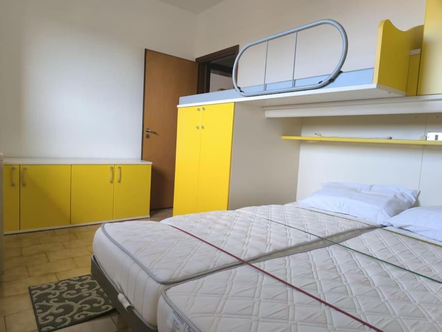 Galleria 2 Agosto 1980 Yellow N1 Apartment *