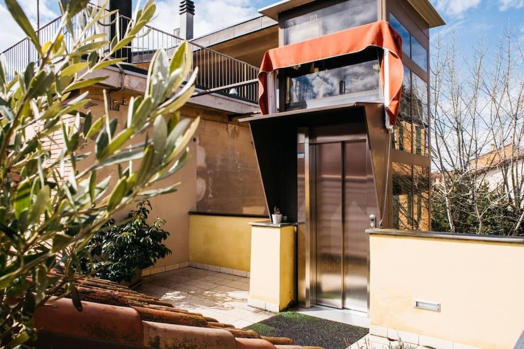 Elegant With Private Lift Apartment