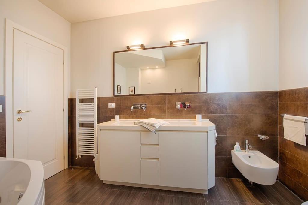Elegant With Private Lift Apartment
