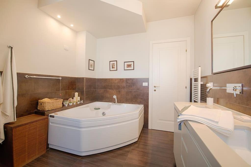 Elegant With Private Lift Apartment Bologna