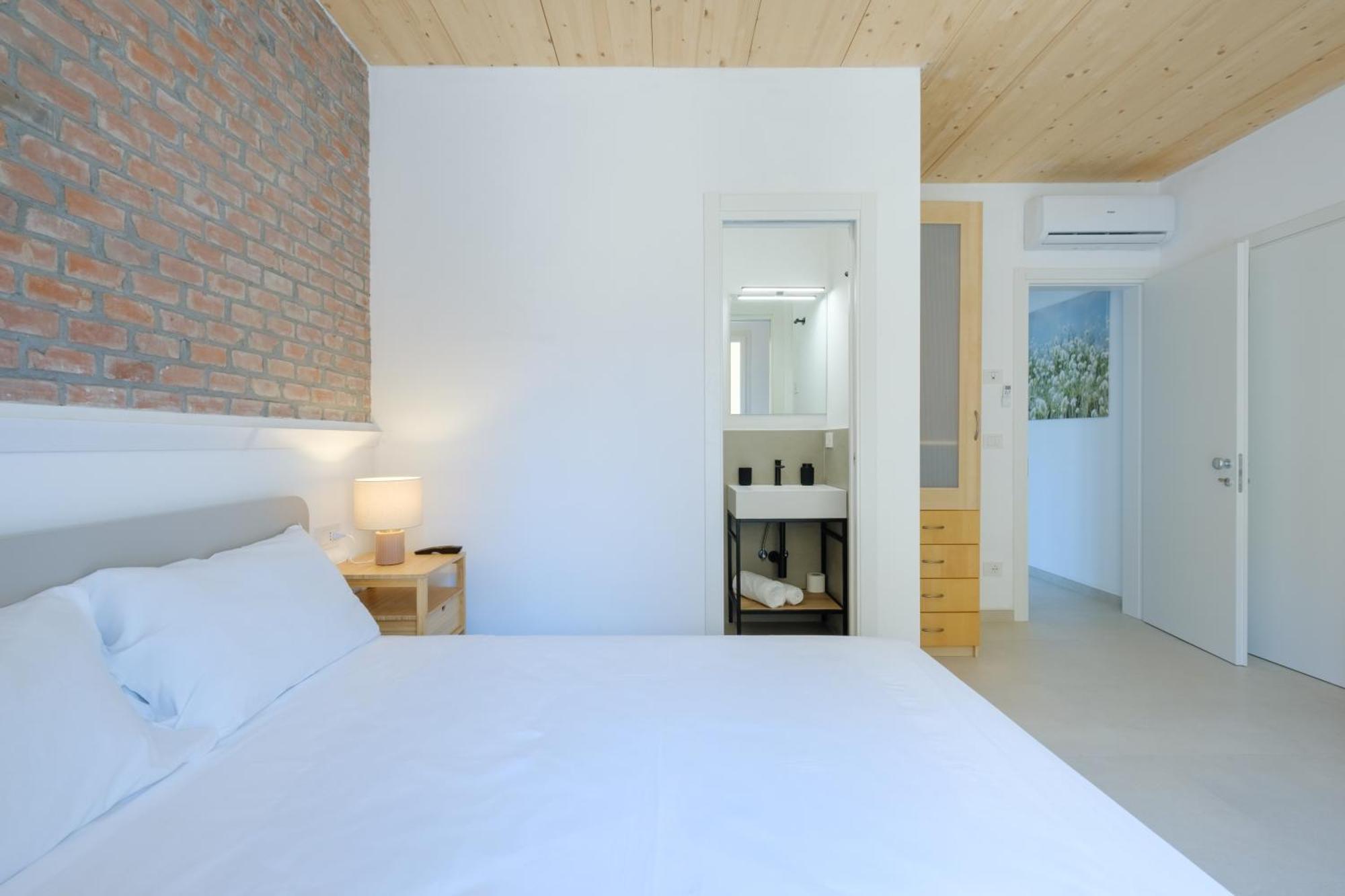 Apartment With Elevator And Private Parking *