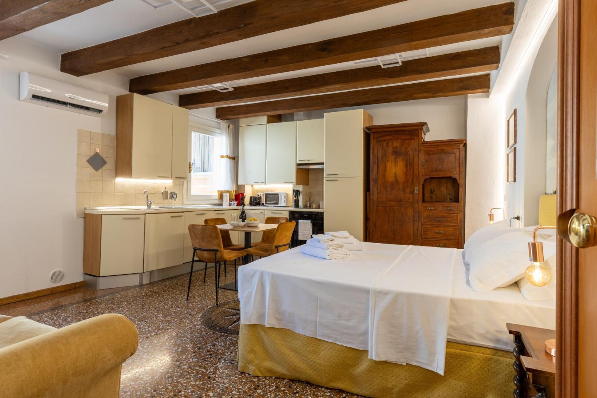Apartment Frassinago Deluxe Suites-bolognarooms