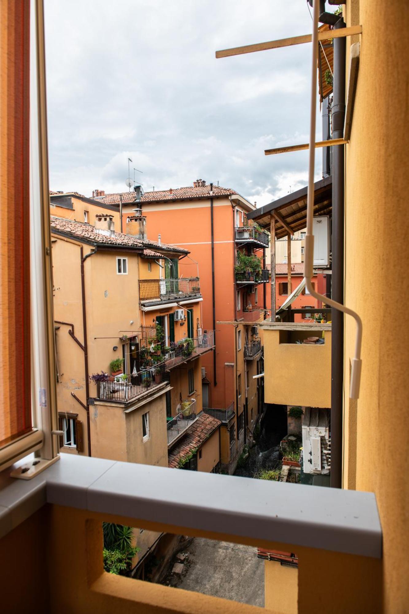 Morgana Guarda Il Canale - Centro Storico - Finestrella -indipendenza - Piazza 8 Agosto - Stazione Apartment