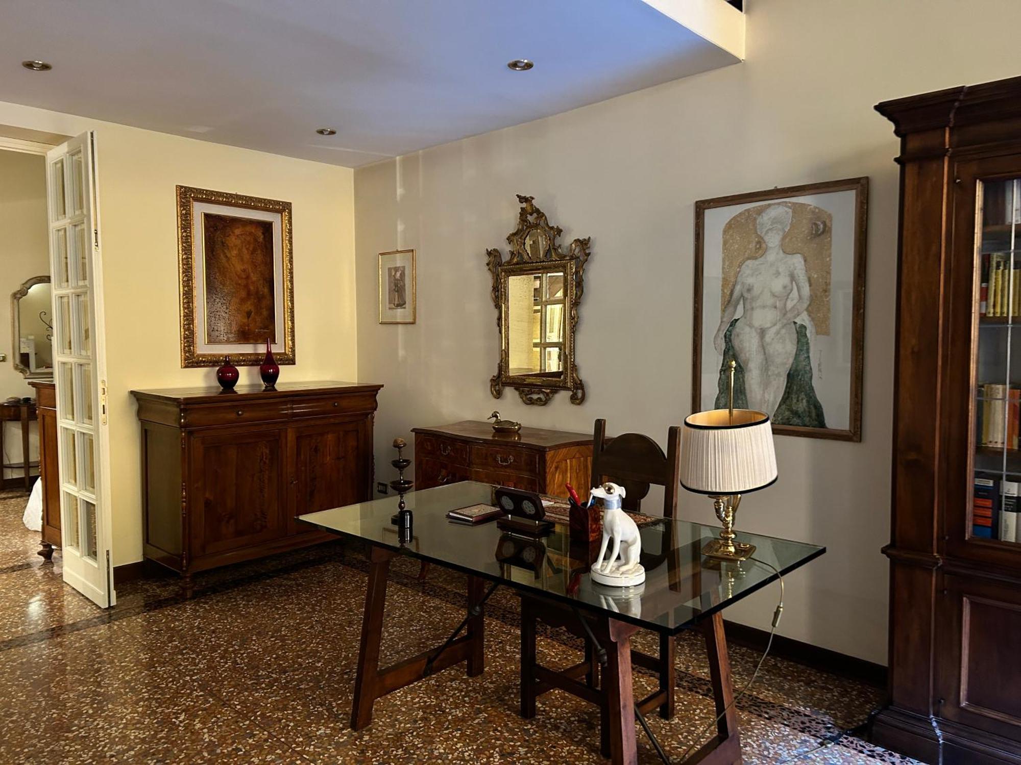 Medieval Art Loft Apartment *