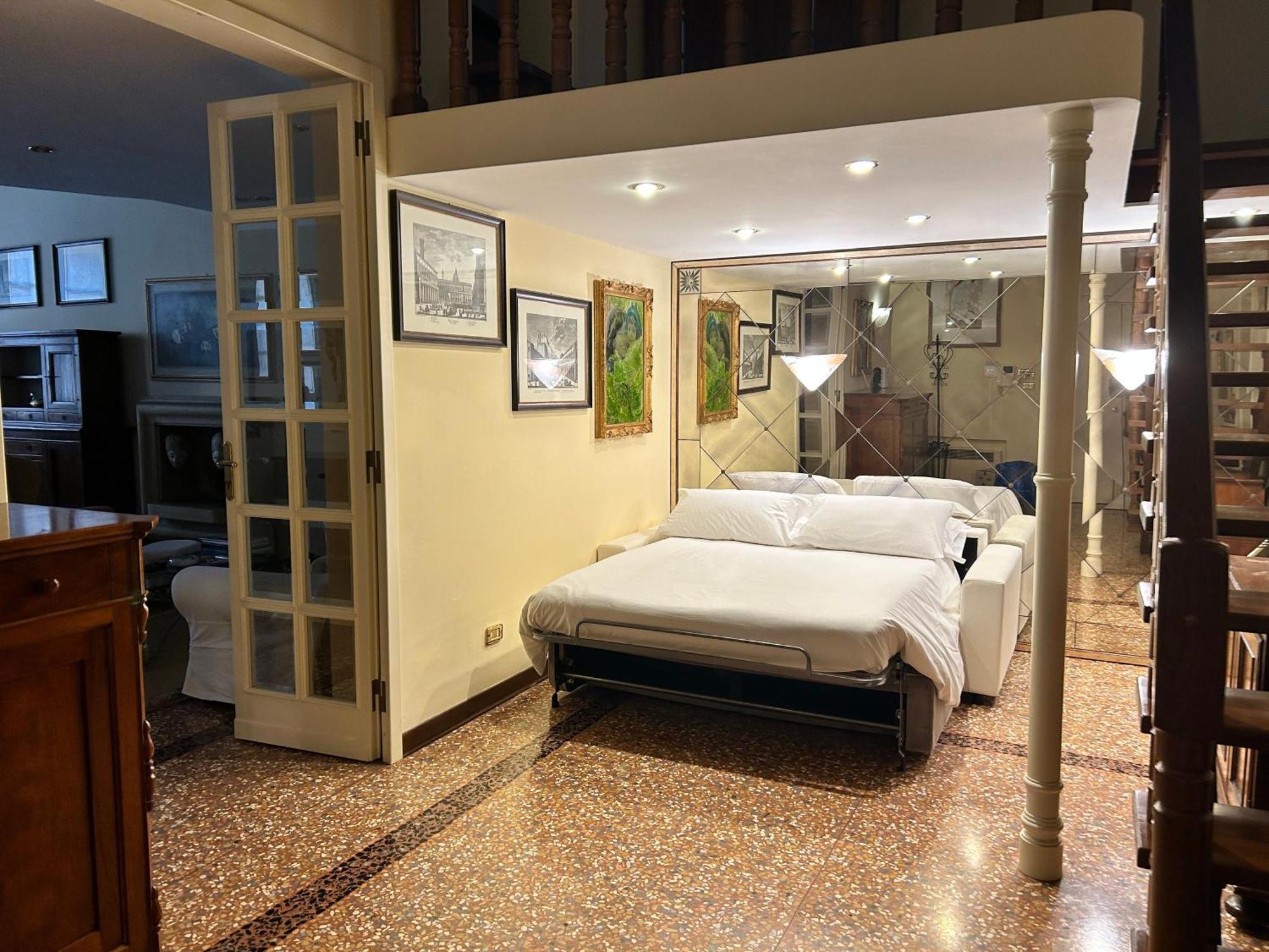 Medieval Art Loft Apartment Bologna