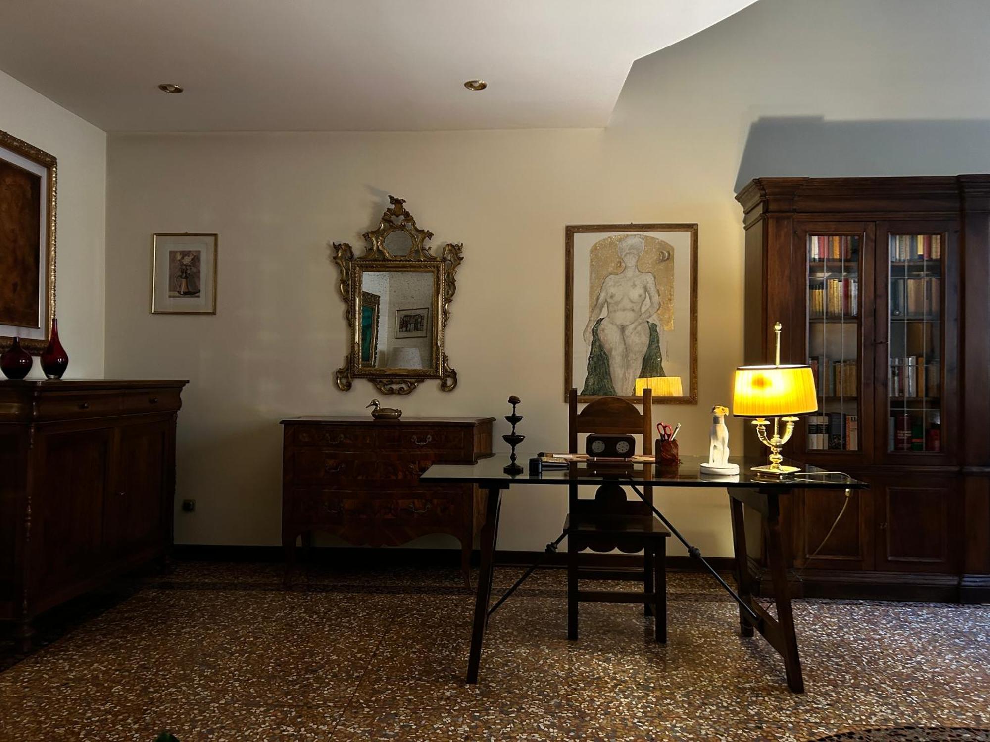 Medieval Art Loft Apartment *