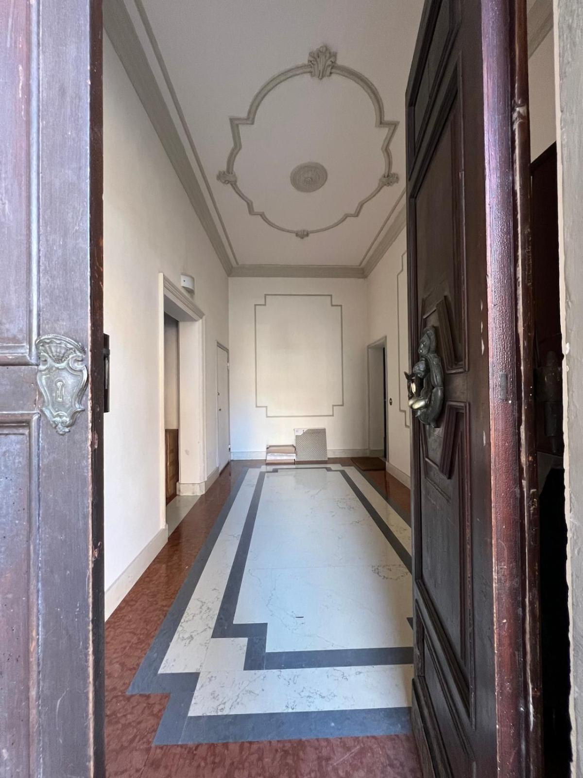 The Window On The Courtyard, Entire - La Finestra Sul Cortile, Intero * Bologna