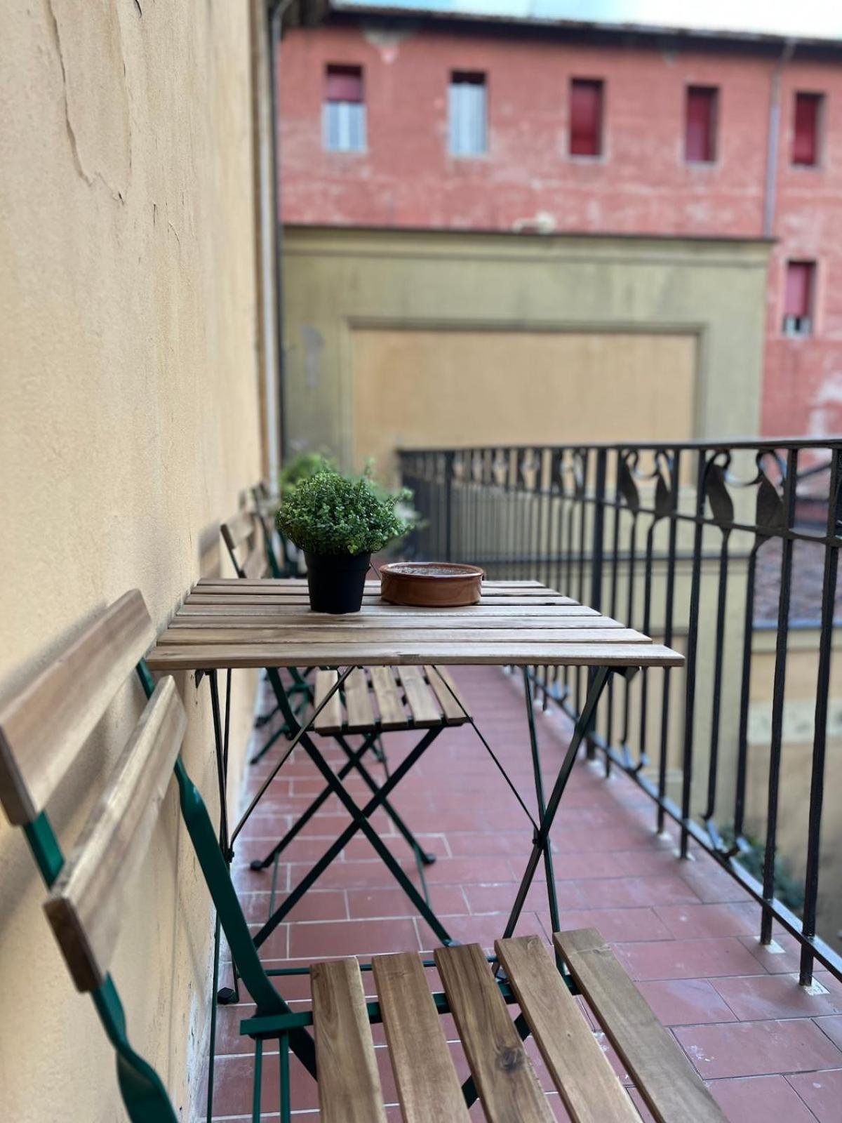 Apartment The Window On The Courtyard, Entire - La Finestra Sul Cortile, Intero