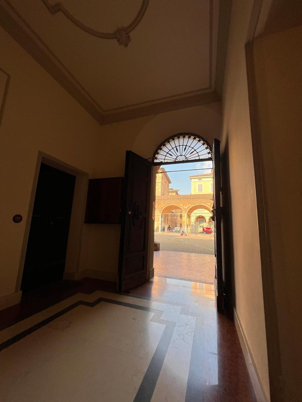 Apartment The Window On The Courtyard, Entire - La Finestra Sul Cortile, Intero *