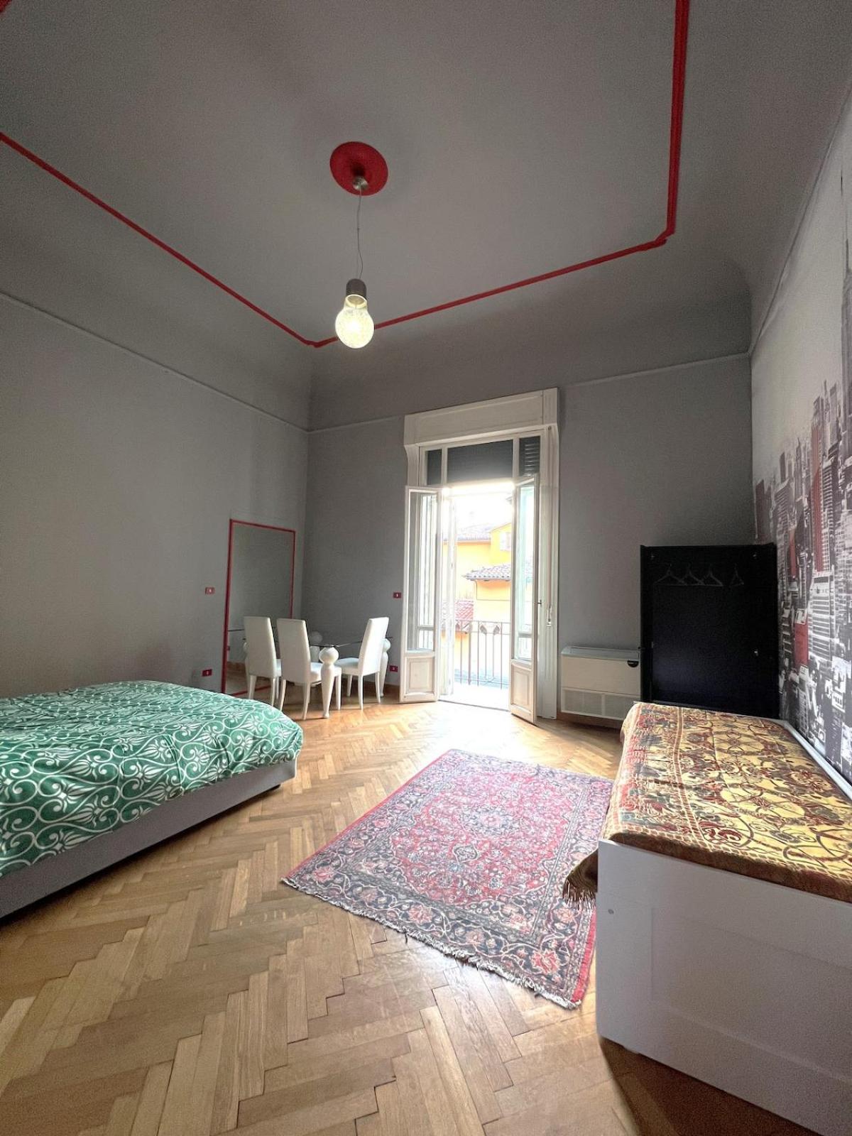 The Window On The Courtyard, Entire - La Finestra Sul Cortile, Intero Apartment *