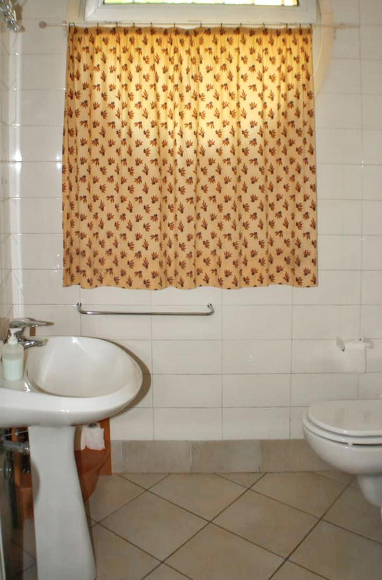 Spacious In The Heart Of - 2 Bedrooms *