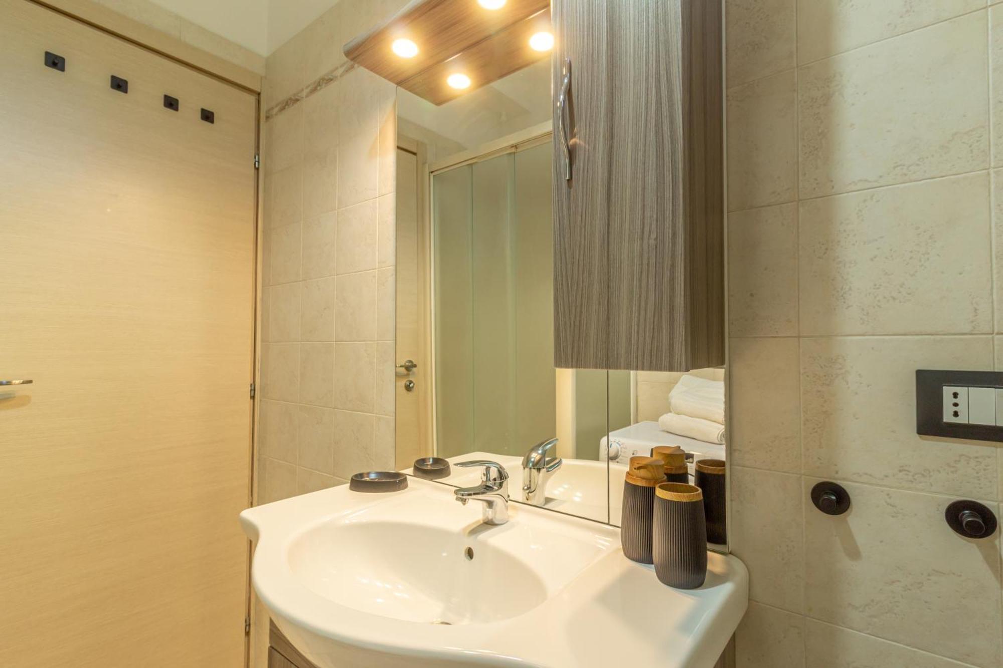 Apartment 2 Steps Away From With Private Parking *