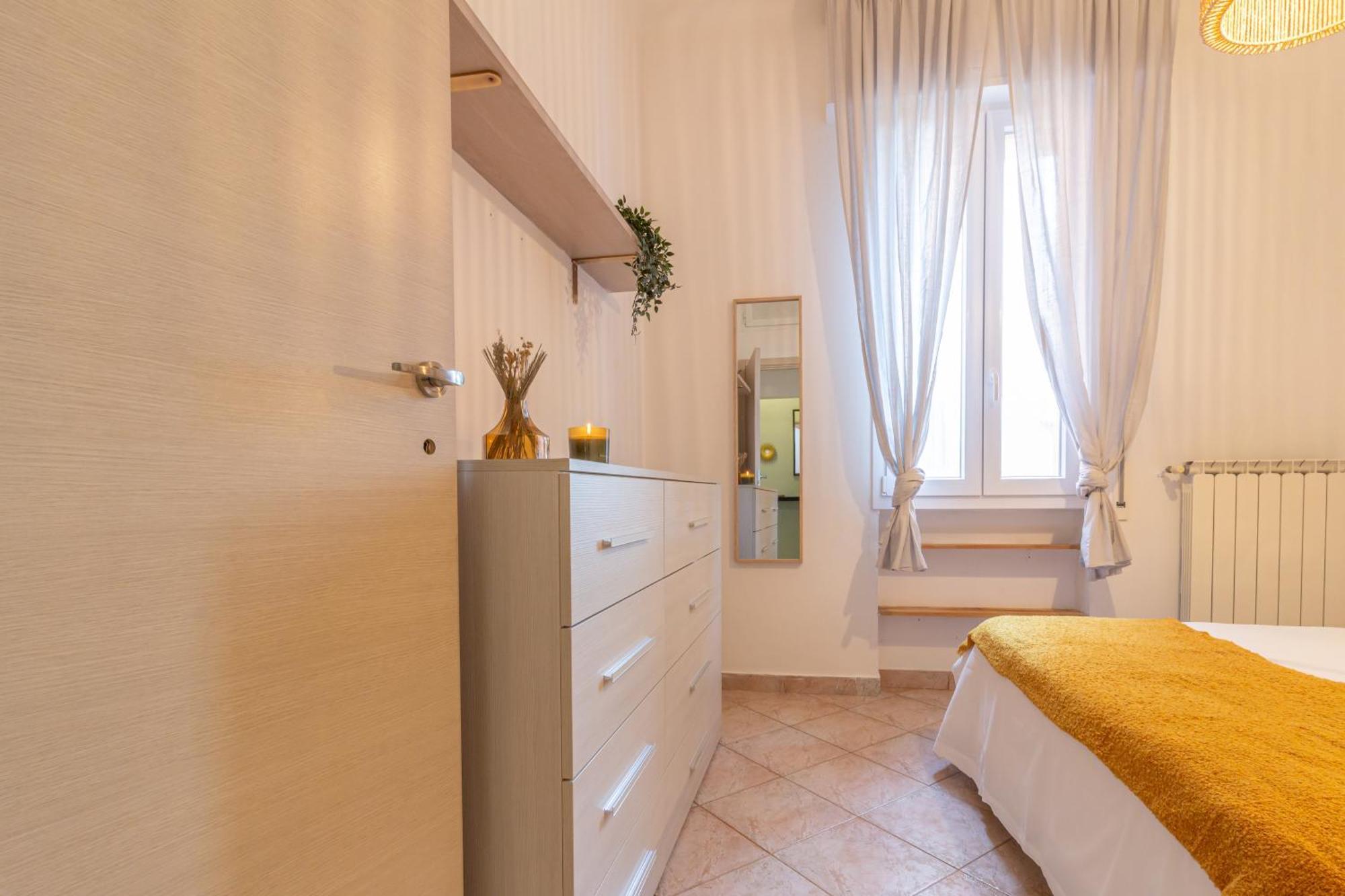 Apartment 2 Steps Away From With Private Parking *
