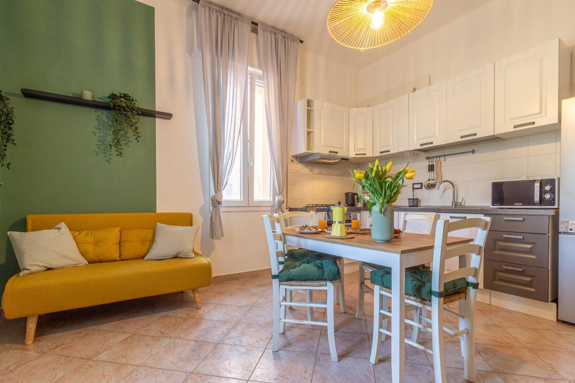 Apartment 2 Steps Away From With Private Parking *