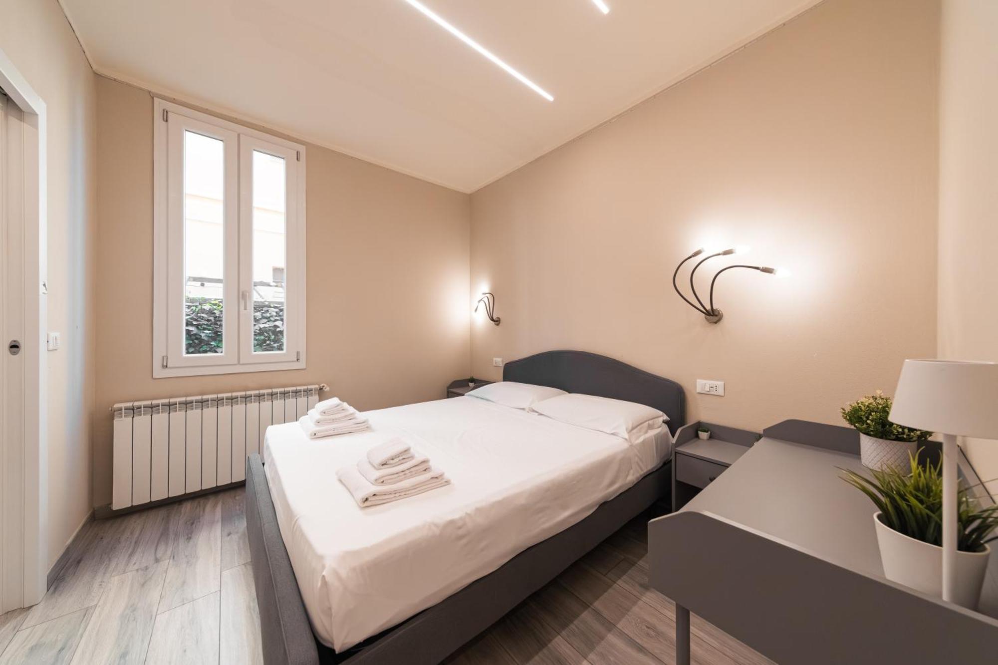 Dall'arca Station - Center - Fiera Guest house *