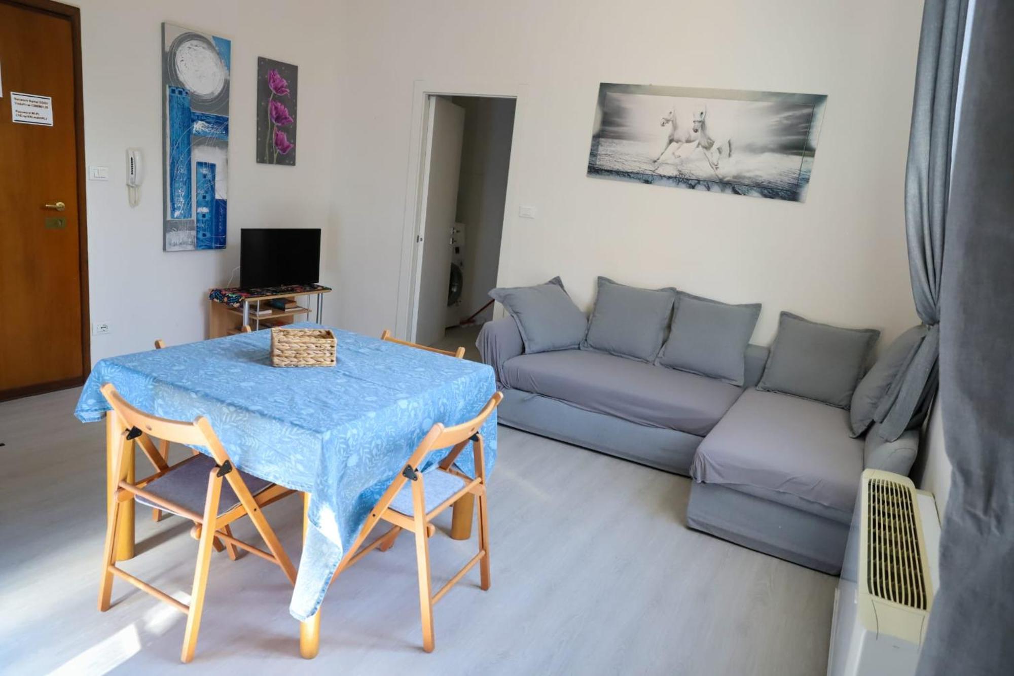 Center Train Station Apartment *