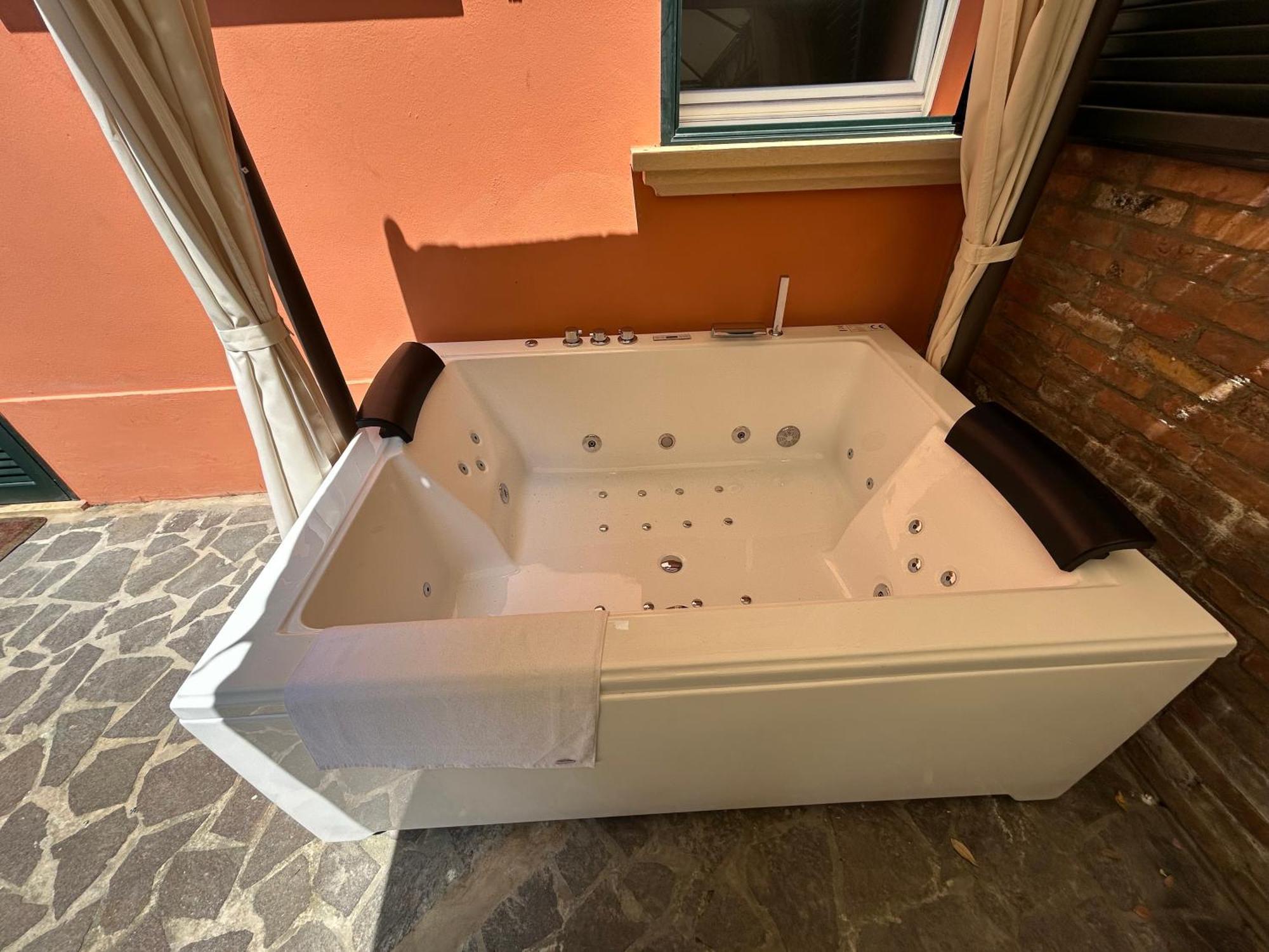 Isaia Garden -private Garden Bath Bolognarooms
