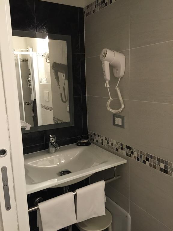 Holiday- Finestrella Hotel Bologna