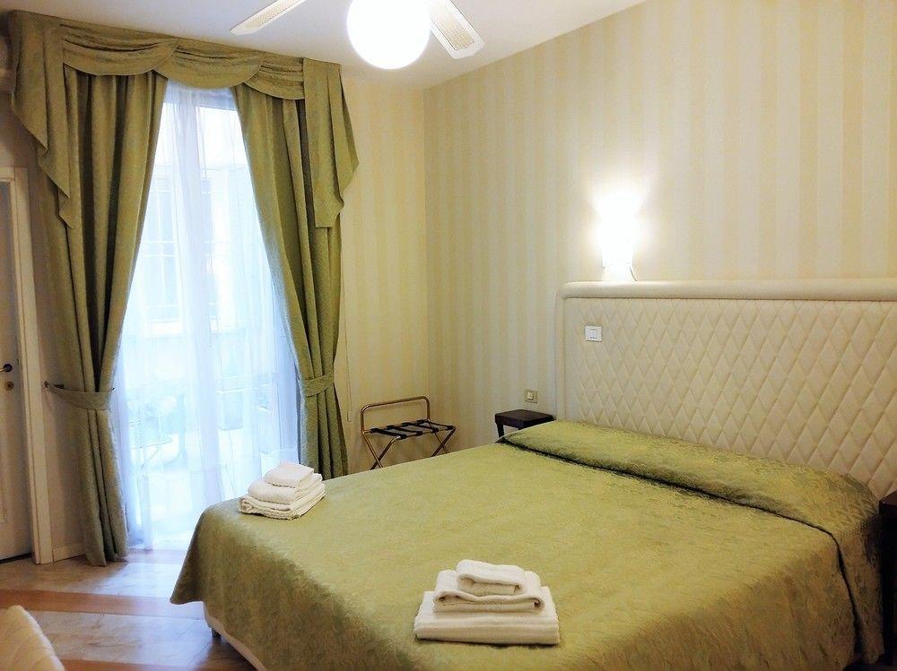 Affittacamere Residenza Due Torri Check In Presso Vicolo Cattani 7 3*