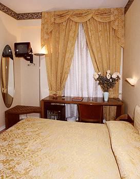 Affittacamere Residenza Due Torri Check In Presso Vicolo Cattani 7 3*