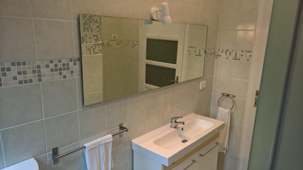 White In Bolognina Apartment