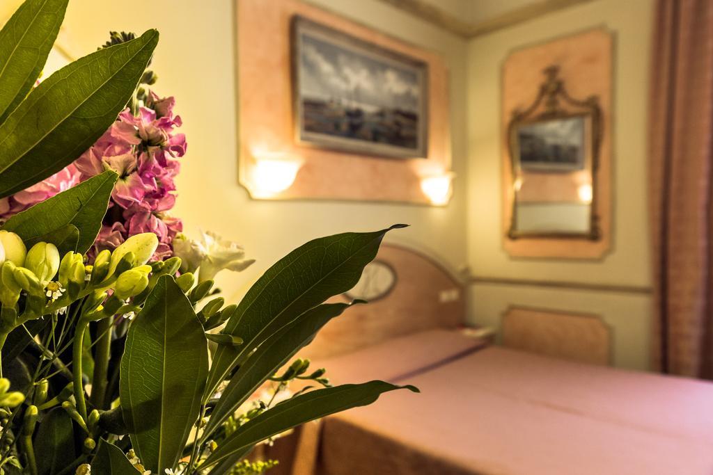 Bed & Breakfast Antica Residenza D'azeglio Room&breakfast Di Charme 2*