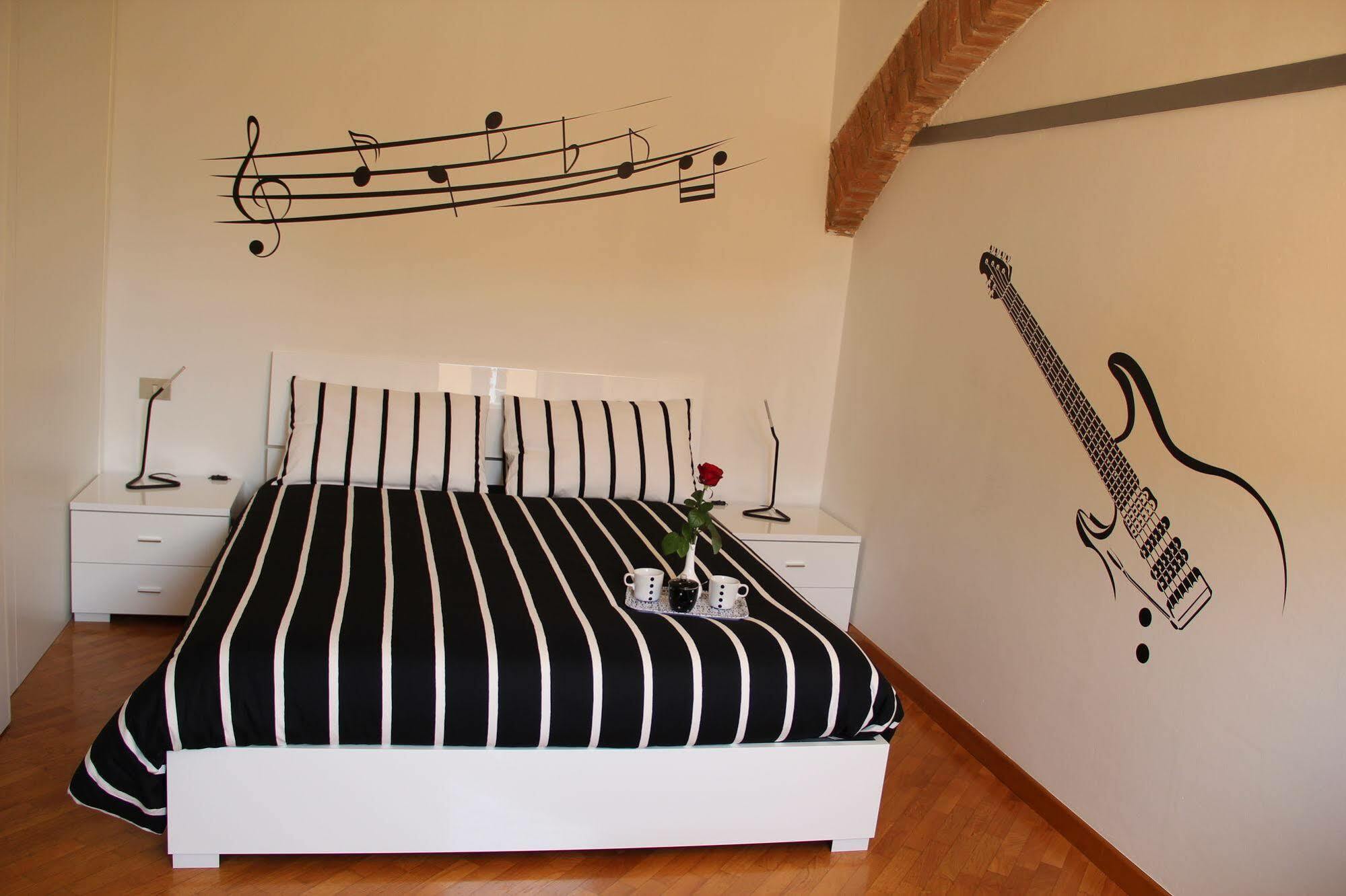 Emilia Levante Musica By Short Holidays Apartment Bologna