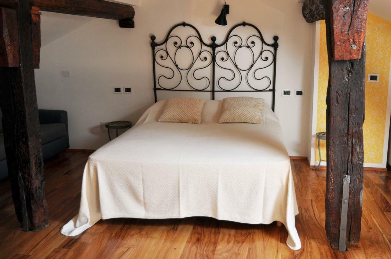 Bed & Breakfast Red Sofa *