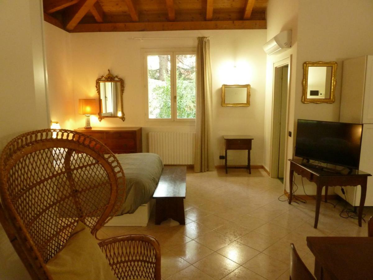 La Stanza Sui Cedri - Smart Working - Airport - Private Parking - Ducati - Philip Morris Apartment