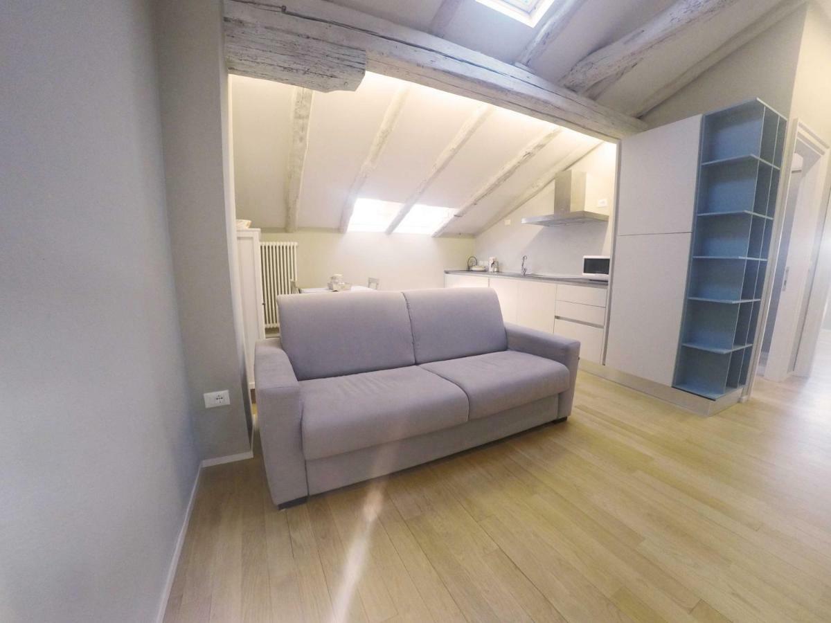 Piazza Dei Tribunali Apartment *