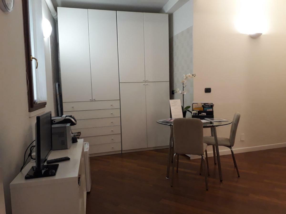 Del Borgo - - *
