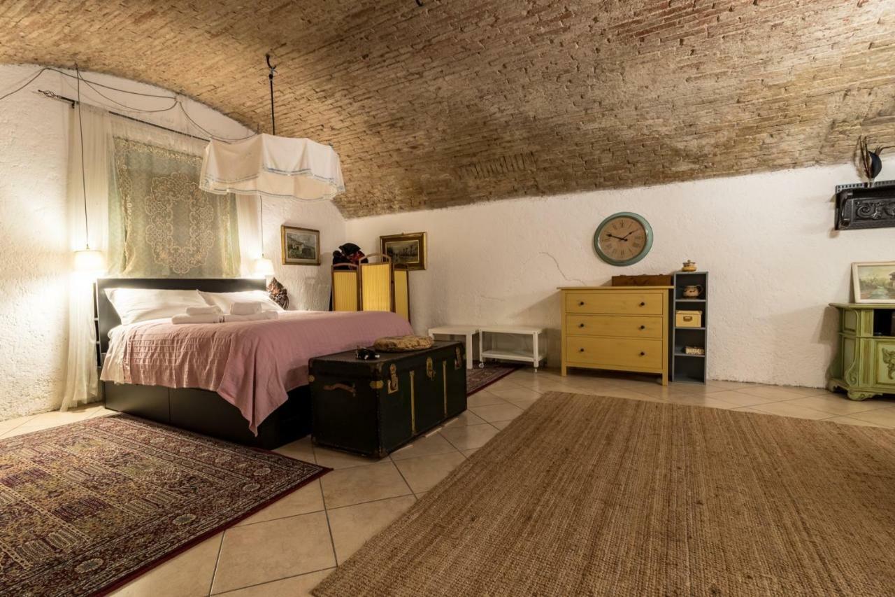 Housmart Castiglione 18 *