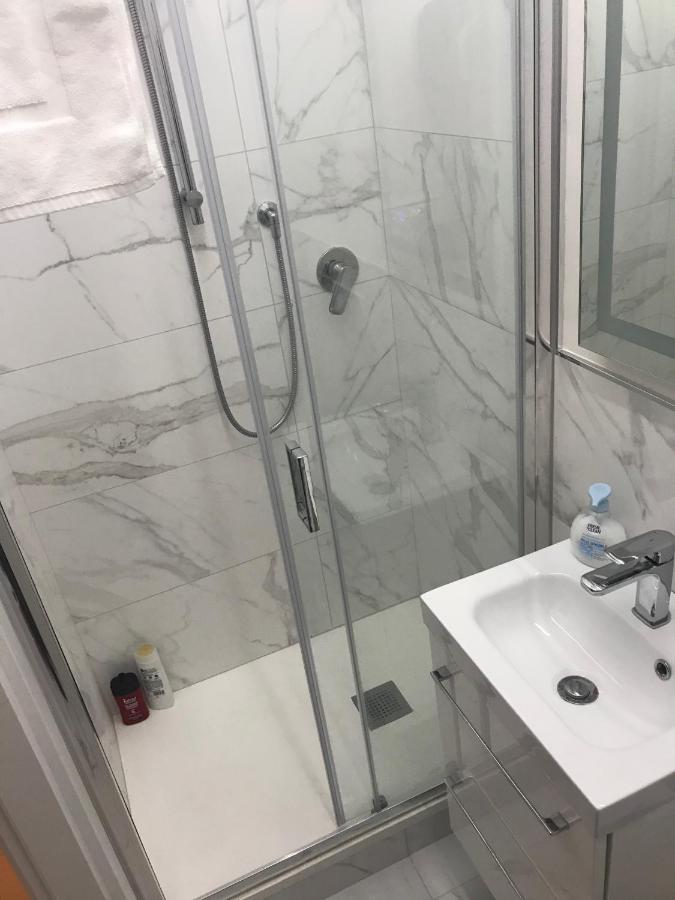 Tra Le Torri - Ampia Stanza Privata In Con Bagno Privato Accessibile Da Corridoio Bologna