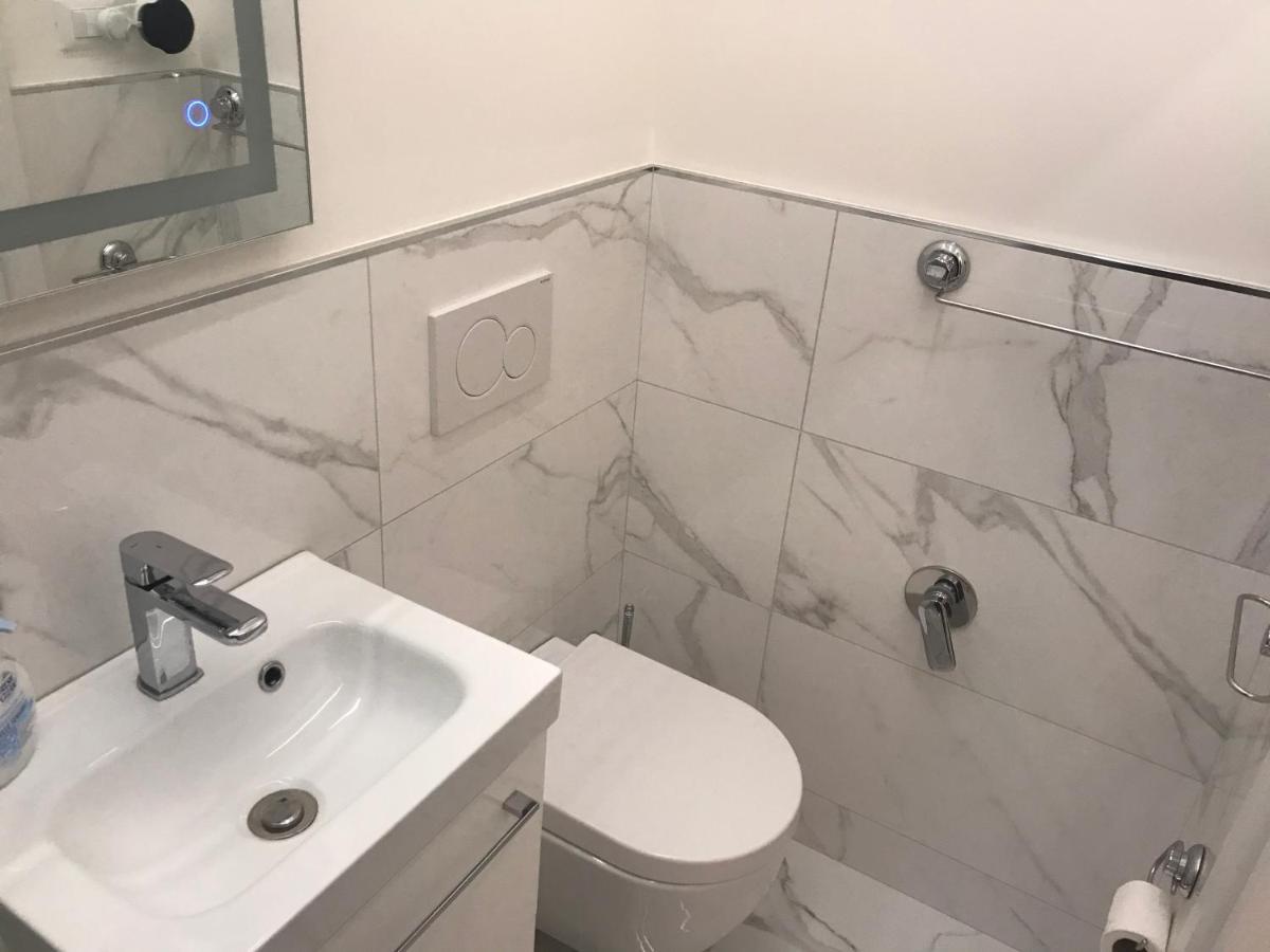 Bed & Breakfast Tra Le Torri - Ampia Stanza Privata In Con Bagno Privato Accessibile Da Corridoio
