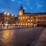 Urbanicooh Paracelso - Piazza Maggiore View