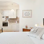 Exclusive & Elegant Palazzo Bianconcini Apartment