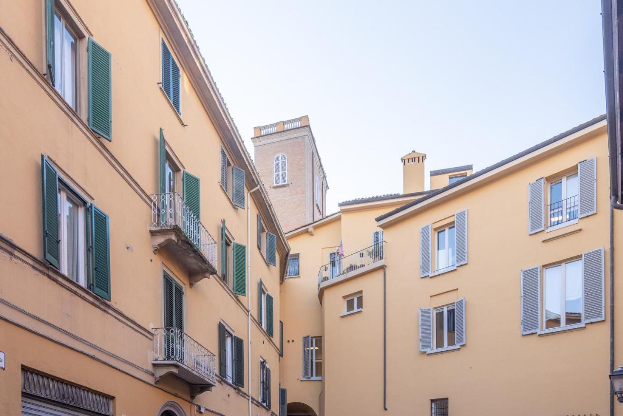 Nel Ghetto, By Short Holidays
