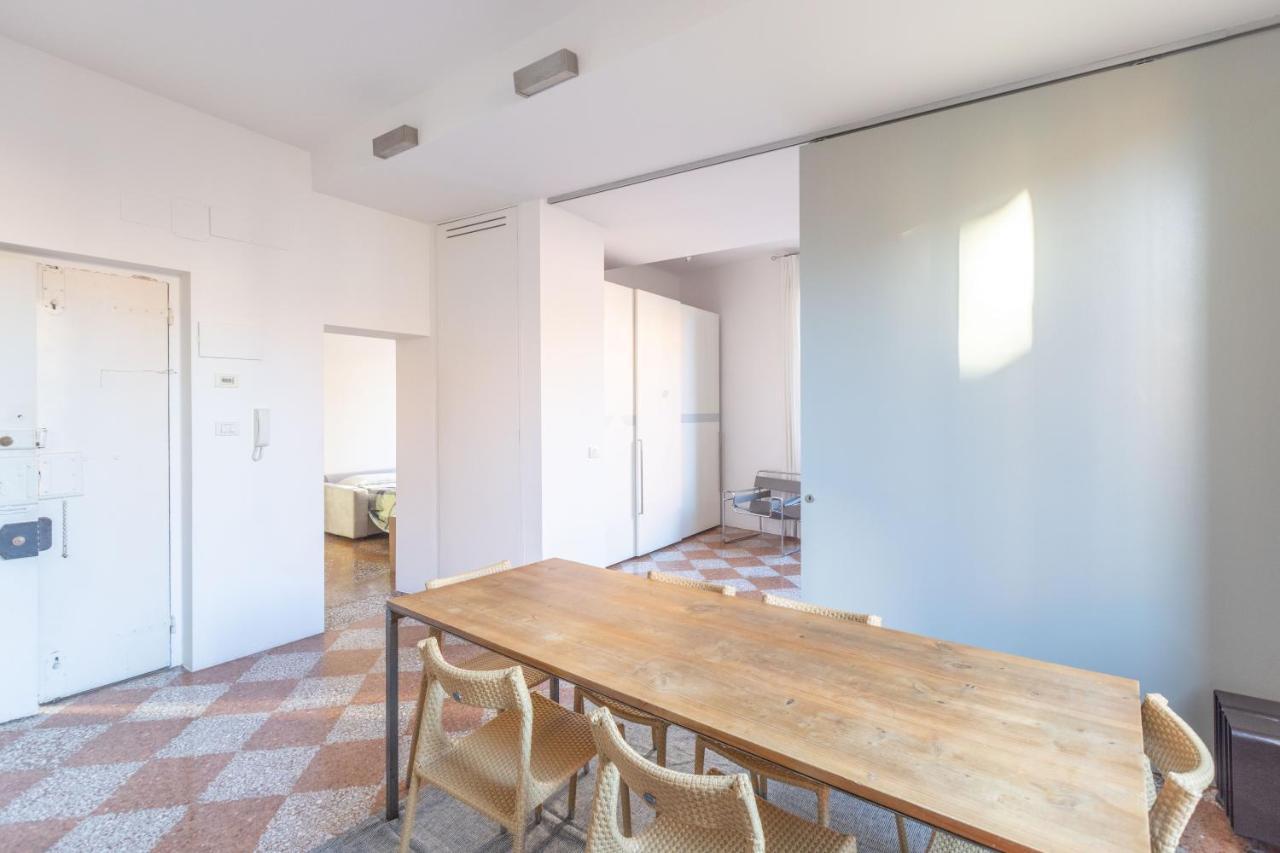 Nel Ghetto, By Short Holidays