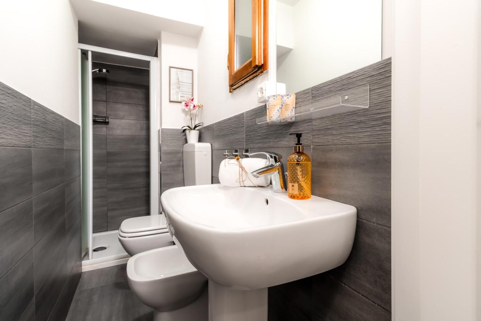 Apartment Charming Frescoed Loft Bologna